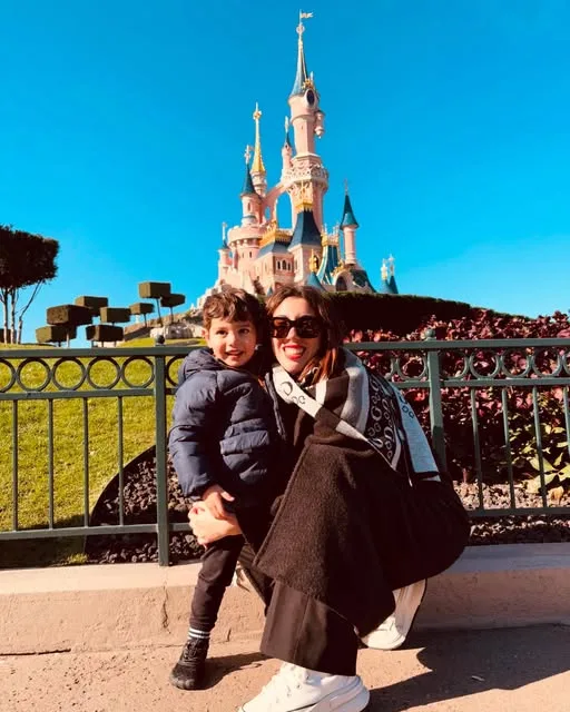 Yaiza con Nolan delante del castillo de Disneyland